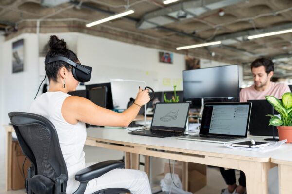Technologische Innovationen der Zukunft: Wie neue Systeme unseren digitalen Alltag neu strukturieren woman using laptop computer with vr headset