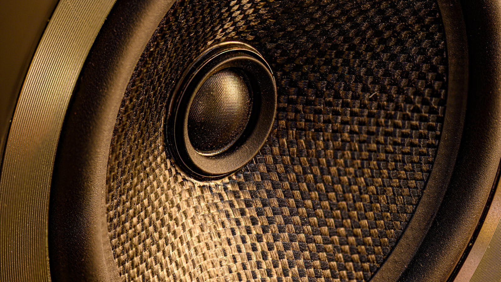 5.1 am PC: Wann sich Surround am Schreibtisch lohnt Nahaufnahme eines Lautsprecherchassis mit Gewebemembran, in der Mitte sitzt der Hochtöner