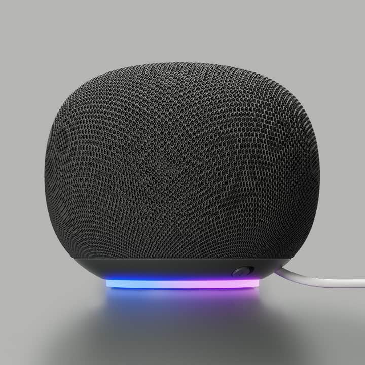 Google Home Speaker am PC: Was der Gemini-Lautsprecher am Schreibtisch taugt Runder Smart Speaker mit Stoffbespannung und leuchtendem Lichtring am Sockel