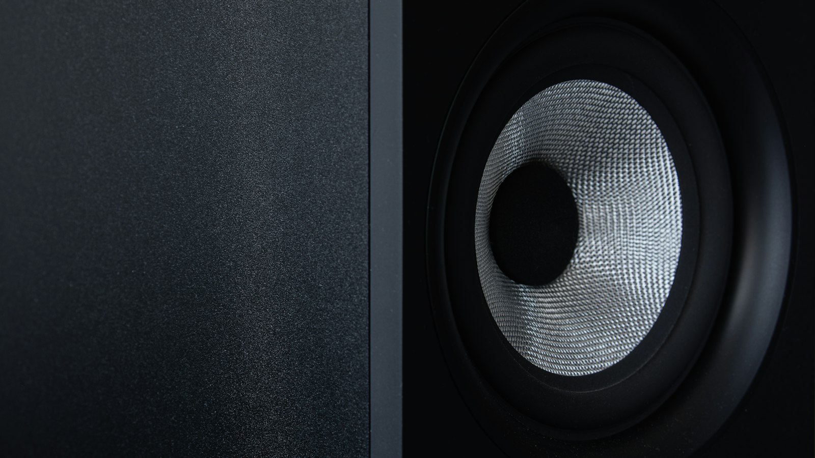 ASUS ROG Gjallar am PC: Was die Gaming-Soundbar am Schreibtisch taugt Nahaufnahme eines Lautsprecherchassis mit heller Membran vor schwarzem Gehäuse