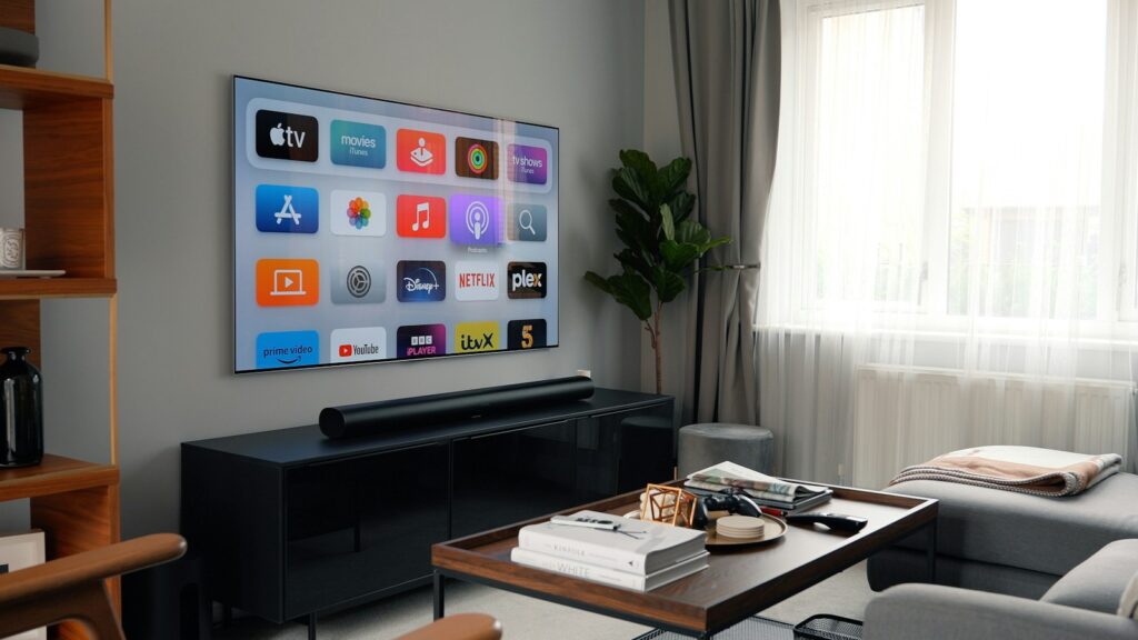 Sonos Beam Ultra am PC: Was die 700-Euro-Soundbar am Schreibtisch taugt Schmale schwarze Soundbar unter einem wandmontierten Fernseher in einem Wohnzimmer
