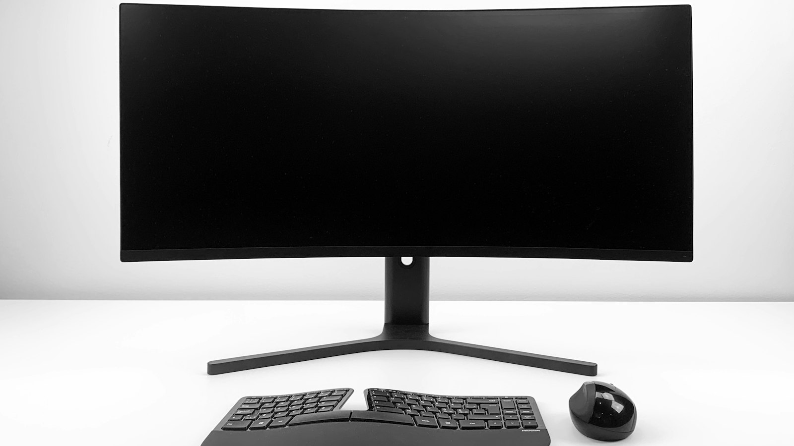 Sonos Beam Ultra am PC: Was die 700-Euro-Soundbar am Schreibtisch taugt Ein Monitor mit Tastatur auf einem aufgeräumten Schreibtisch