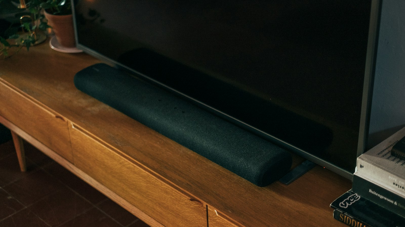 Sonos Beam Ultra am PC: Was die 700-Euro-Soundbar am Schreibtisch taugt Schmale schwarze Soundbar auf einem Sideboard unter einem Fernseher