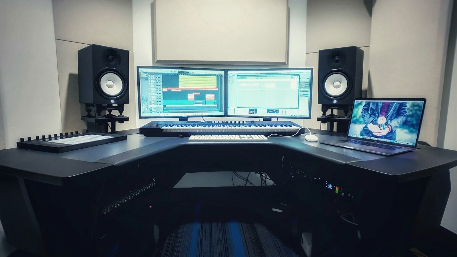 Studiomonitore am PC: Wann sie sich lohnen und wann nicht Zwei Studiomonitore auf Entkopplern links und rechts neben zwei Bildschirmen