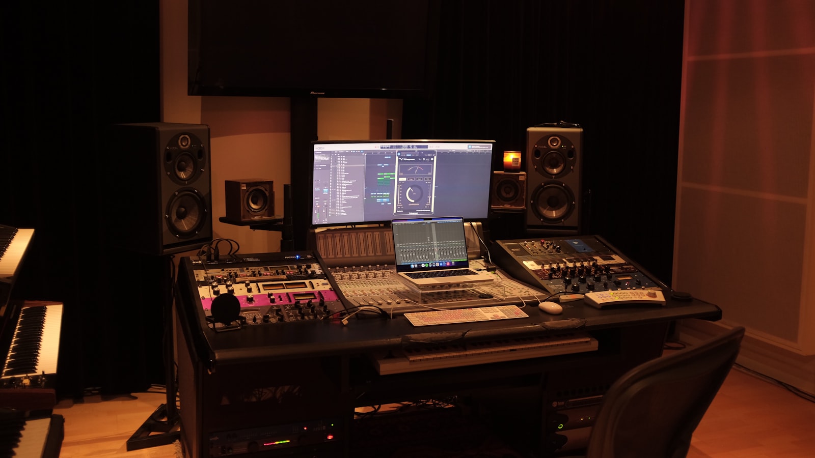 Studiomonitore am PC: Wann sie sich lohnen und wann nicht Professionelles Tonstudio mit Mischpult und mehreren Monitorpaaren